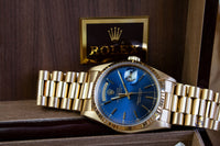 1990 18k yellow gold Rolex Day Date Reference 18238 - Blue sunburst dial - Vintage Watch Specialist