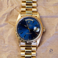 1990 18k yellow gold Rolex Day Date Reference 18238 - Blue sunburst dial - Vintage Watch Specialist