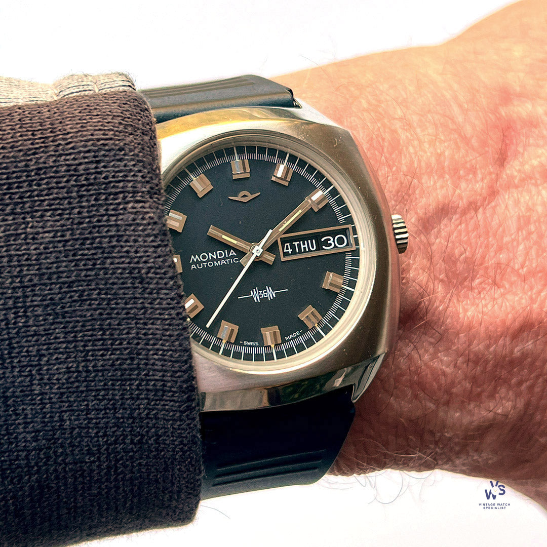 Mondia 36 by Zenith Calendar Model Reference 05.925.60 c.1970s Vintage Watch Specialist