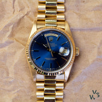 1990 18k yellow gold Rolex Day Date Reference 18238 - Blue sunburst dial - Vintage Watch Specialist