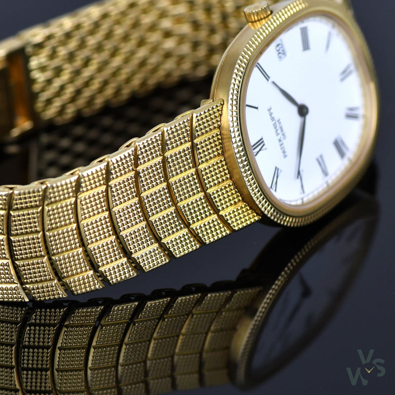 Vintage Patek Philippe Ellipse 18K Gold Unisex Watch With ‘Hobnail’ Bezel and Integral ‘Hobnail’ Bracelet - Ref 3931/010 - c. 1989. - 